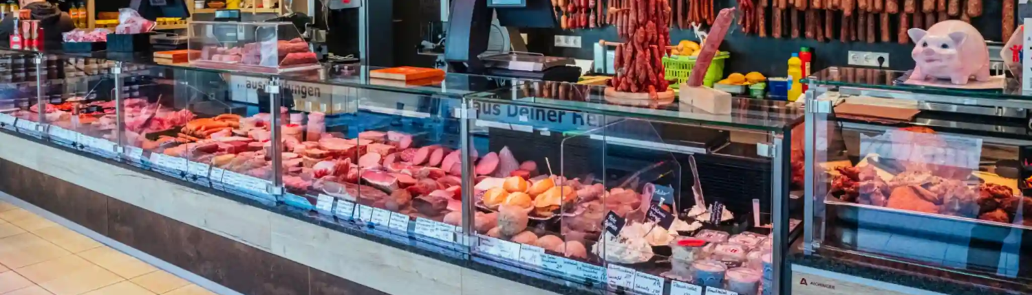 Landfleischerei Krüger-Wiegand, Fachgeschäft Kaufungen, Theke und Regale voller Fleisch, Wurst, Fertiggerichten