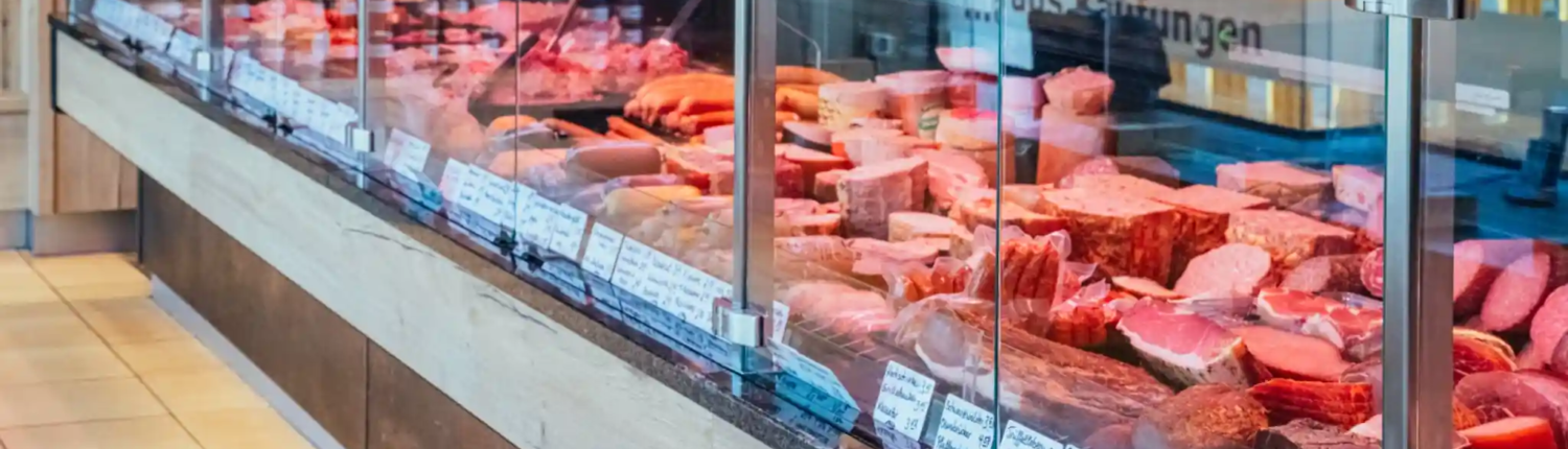Metzgertheke mit Fleisch und Wurst