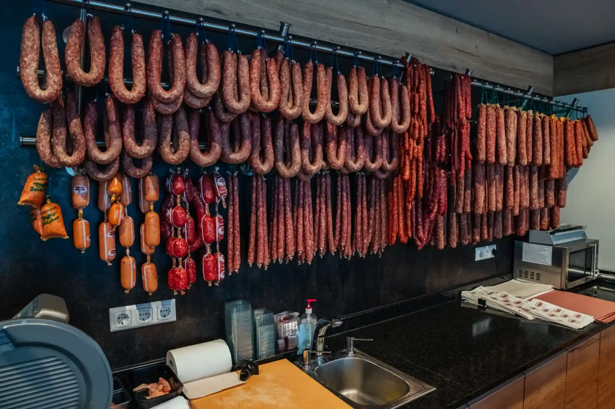 Ahlewurst - ganz viele Würste im Metzgerladen bei der Landfleischerei Krüger Wiegand